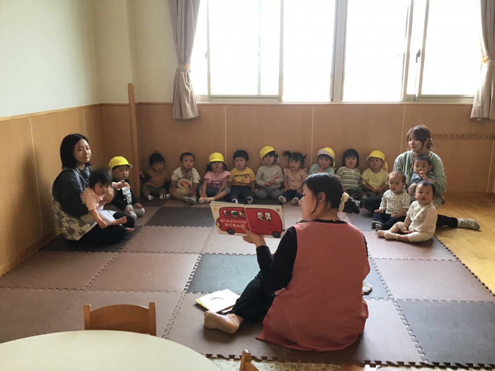 絵本の読み聞かせ