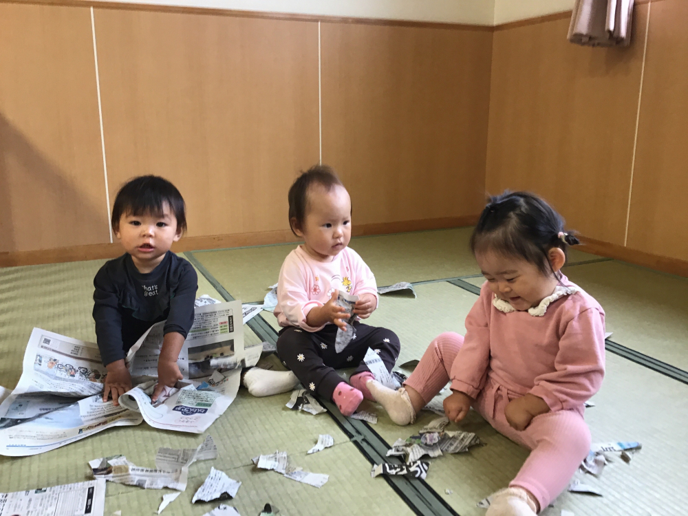 新聞紙ビリビリしたよ♪