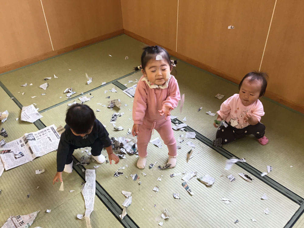 新聞紙ビリビリしたよ♪