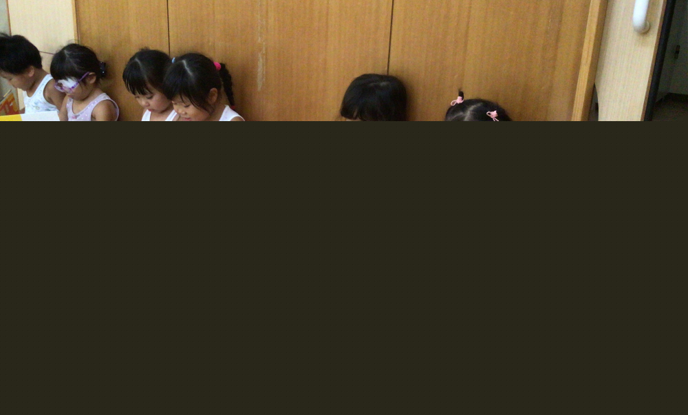 以上児クラス（3～5歳児）の読書タイム♪