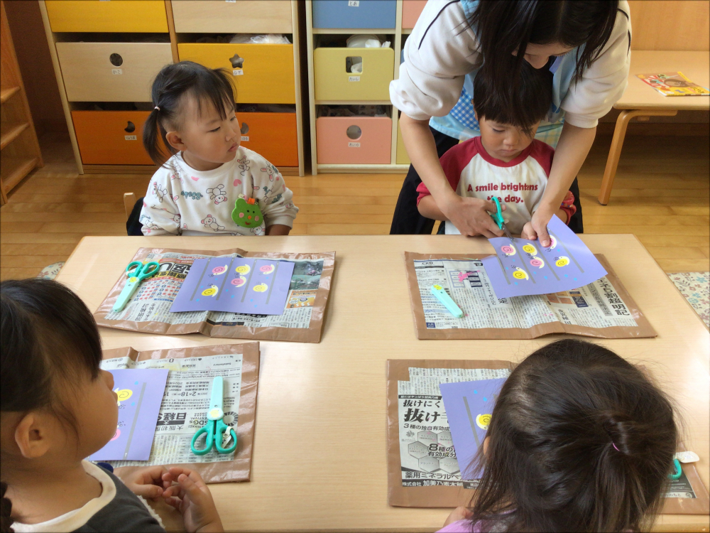 イエロー組（２歳児）の切り絵ワーク♪