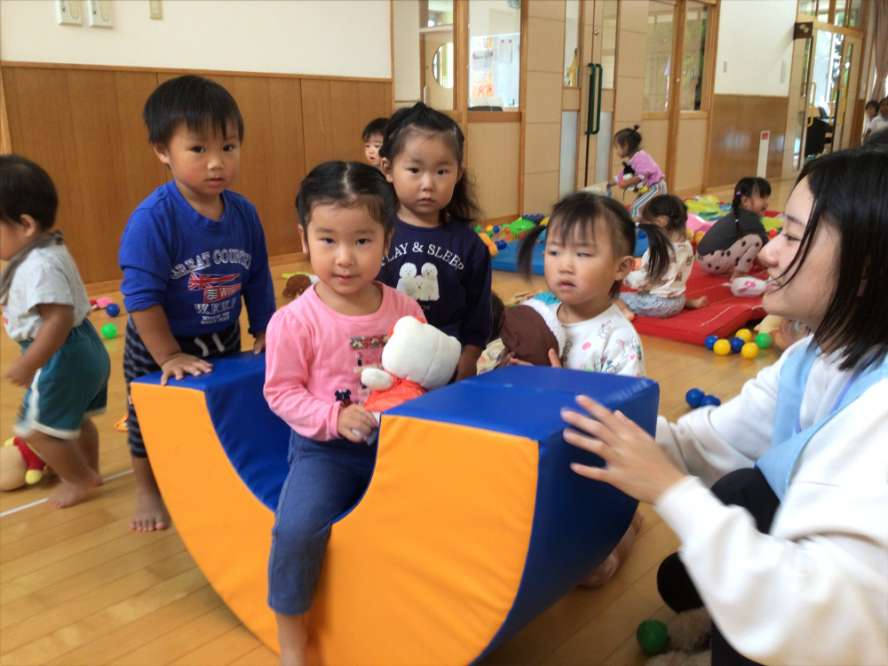 イエロー組（２歳児）の切り絵ワーク♪