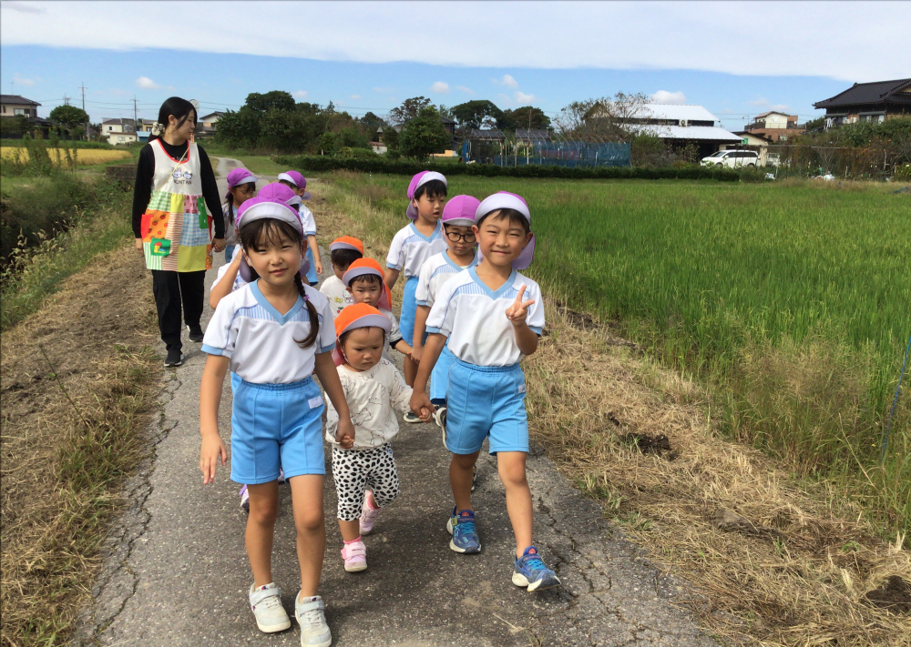 オレンジ組(1歳児)とパープル組(5歳児)のお散歩♪