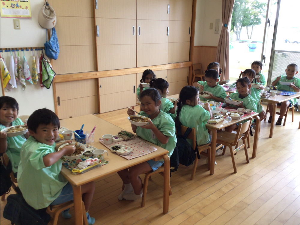 お散歩をした後はお給食♪（3~5歳児）