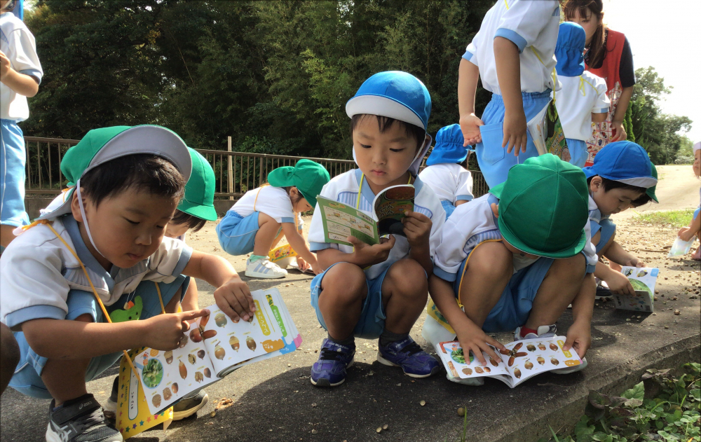 グリーン組(3歳児)とブルー組(4歳児)でお散歩に行きました☆